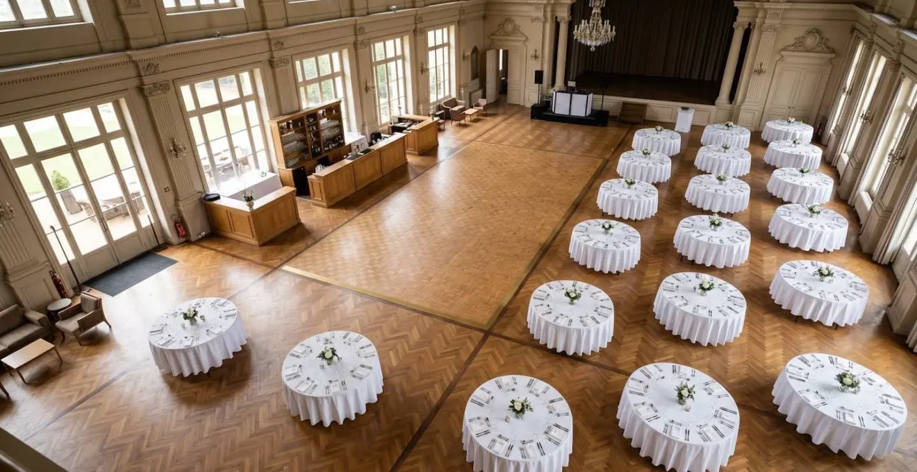 Vue aérienne d'une salle de réception élégante montrant l'organisation spatiale pour 100 invités avec zones repas et danse
