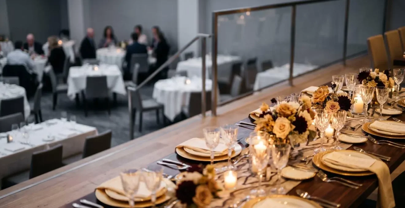 Concept illustrant la distance créée par une table d'honneur surélevée lors d'un mariage