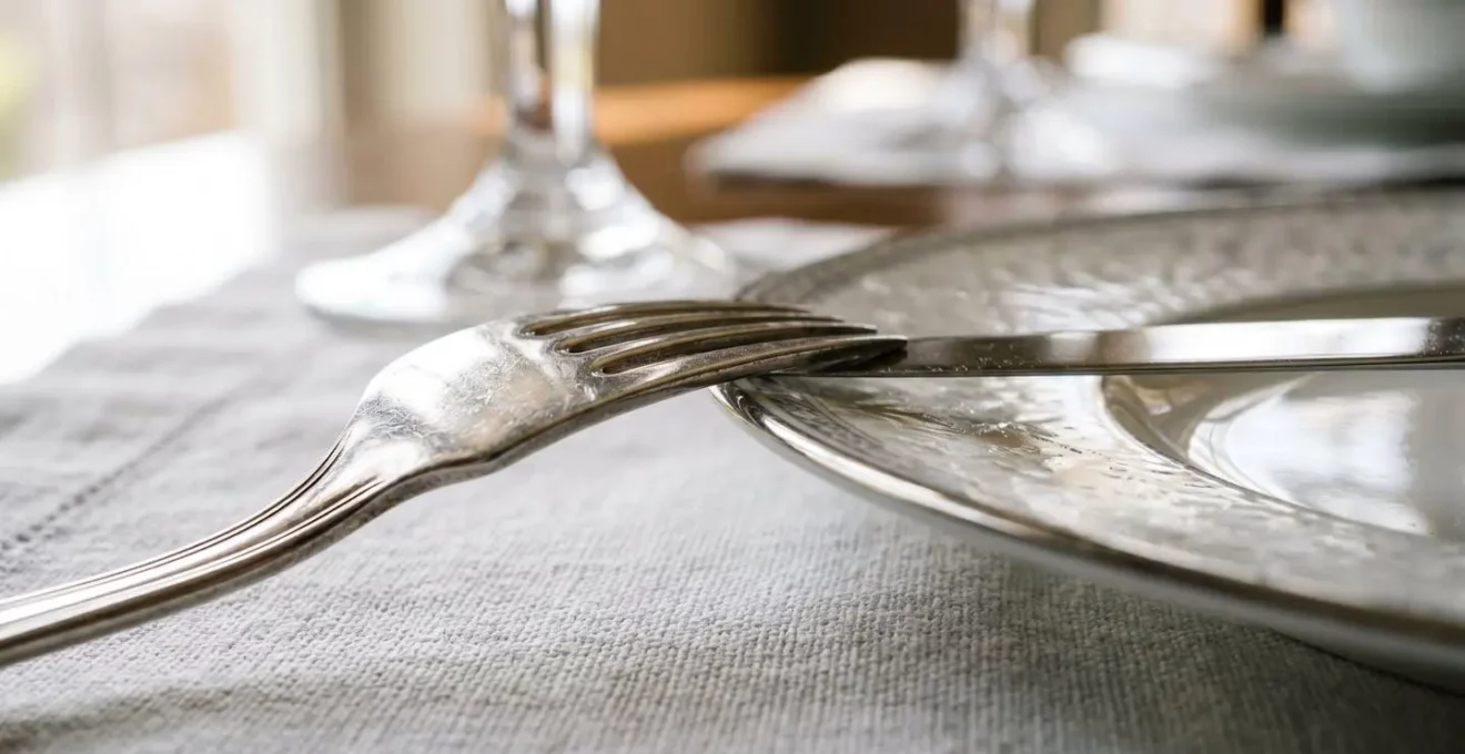 Disposition correcte des couverts et verres selon l'art de la table à la française
